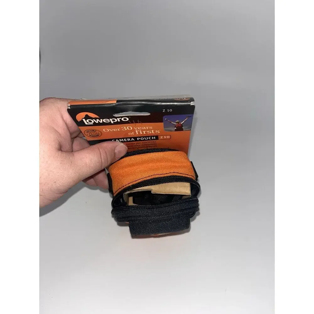 Lowpro Camera Pouch Z10, Camera Carry Pouch, Black & Green w Strap